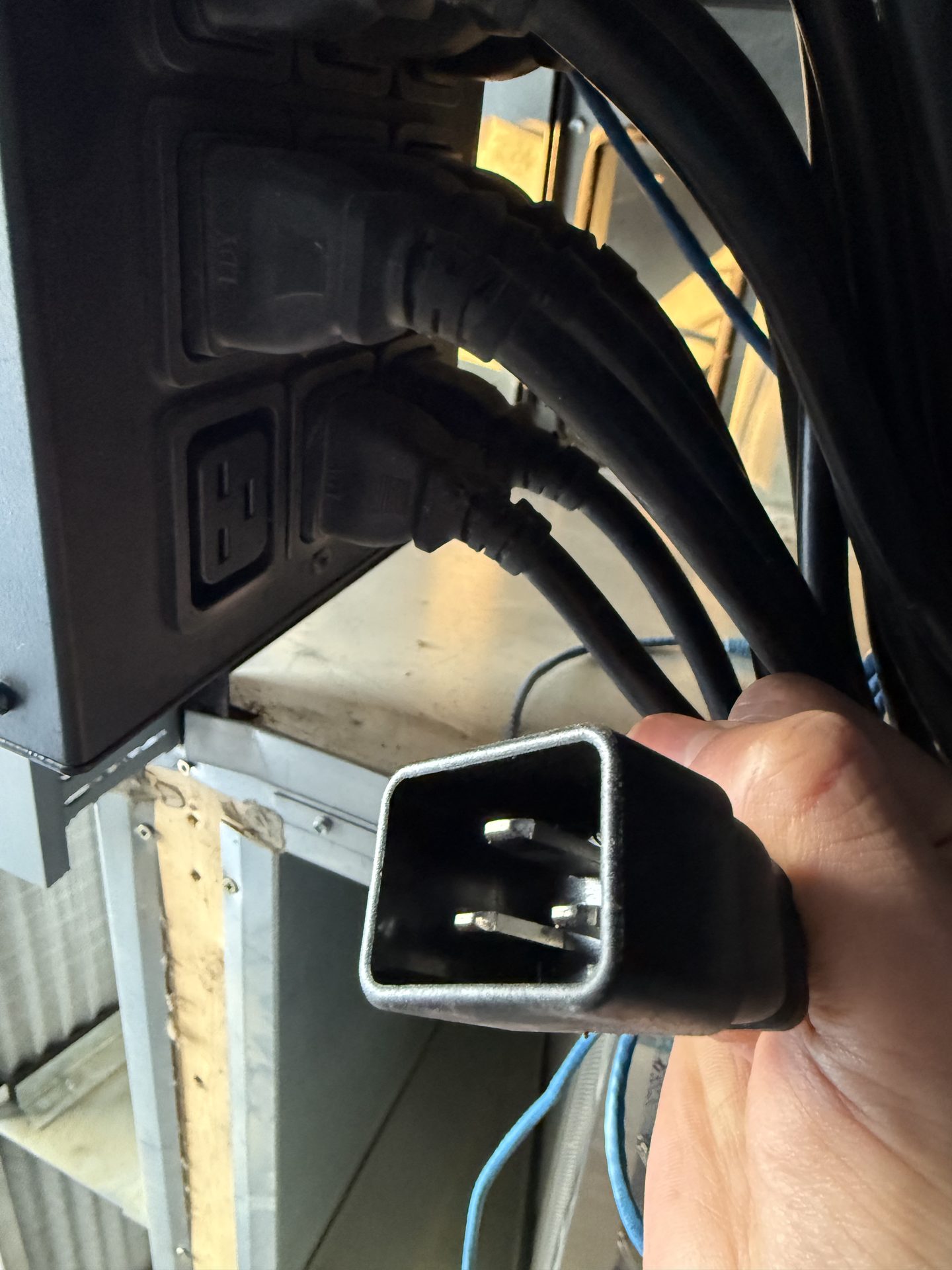 Кабель C19, крупный план